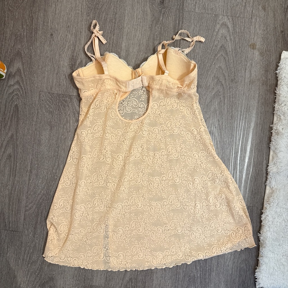 Vintage lacy peach slip with bra - Picture 2 of 3